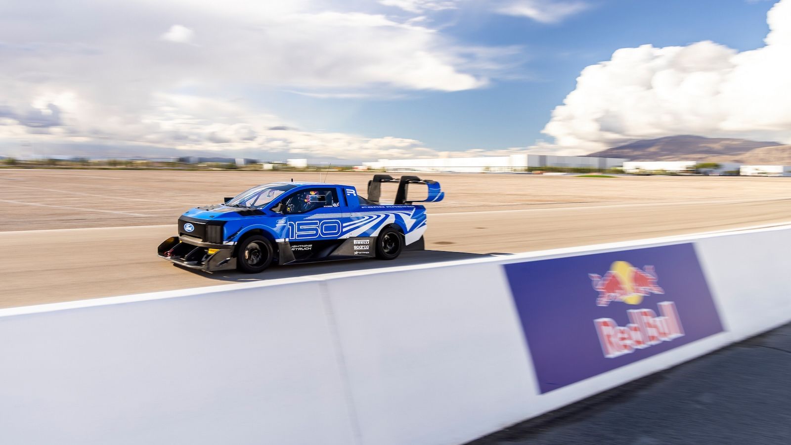 Ford: Max Verstappen και Arvid Lindblad οδηγούν 12 «θρύλους» 100+ ετών στην πίστα (+video)